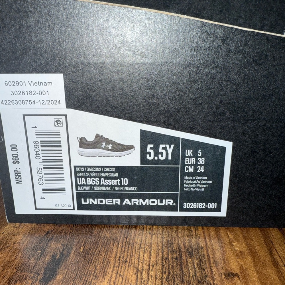 Under Armour UA BGS Assert 10 - Black and White